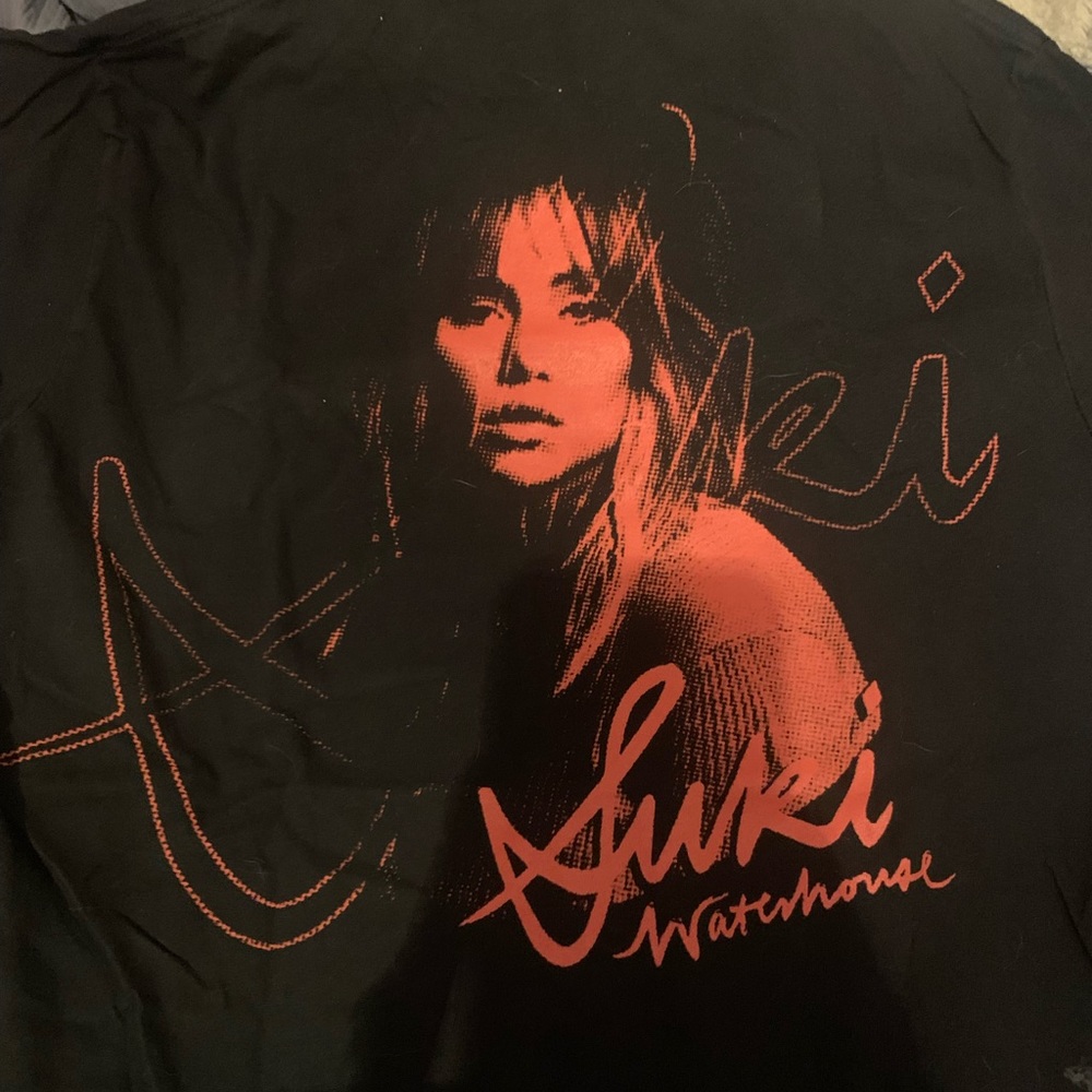 Suki Waterhouse tour shirt